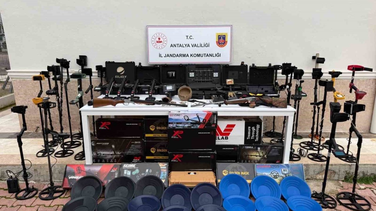 Antalya’da tarihi eser operasyonu: Milyonluk çok sayıda dedektör ve tarihi sikke ele geçirildi