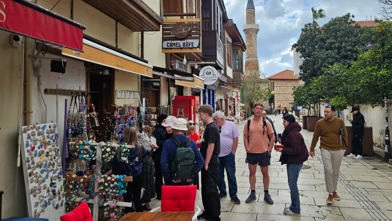 Antalya'nın tarihi ve turistik merkezi Kaleiçi'nde 'tente' krizi