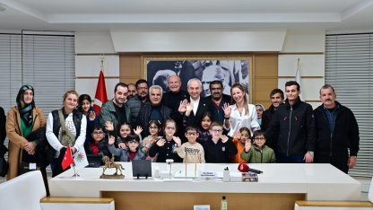 Başkan Kocagöz, görme sorunu olan öğrencilere gözlüklerini teslim etti