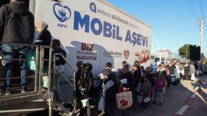 Büyükşehir Mobil Aşevi’nden sıcak yemek ikramı
