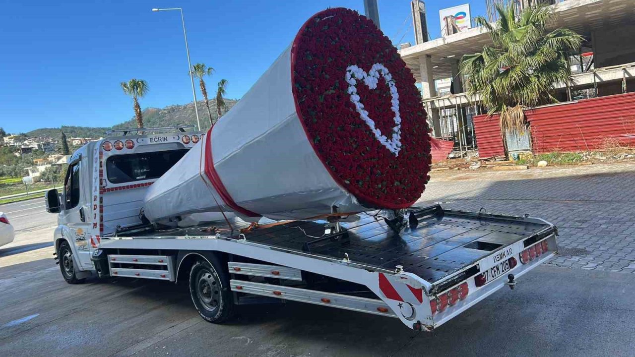 Çekicinin vincini 777 gülle donatıp eşine sürpriz yaptı
