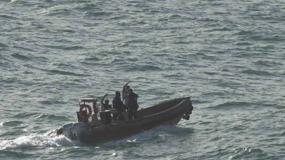 Dalgalarla boğuşan 2 kişiyi deniz polisi kurtardı