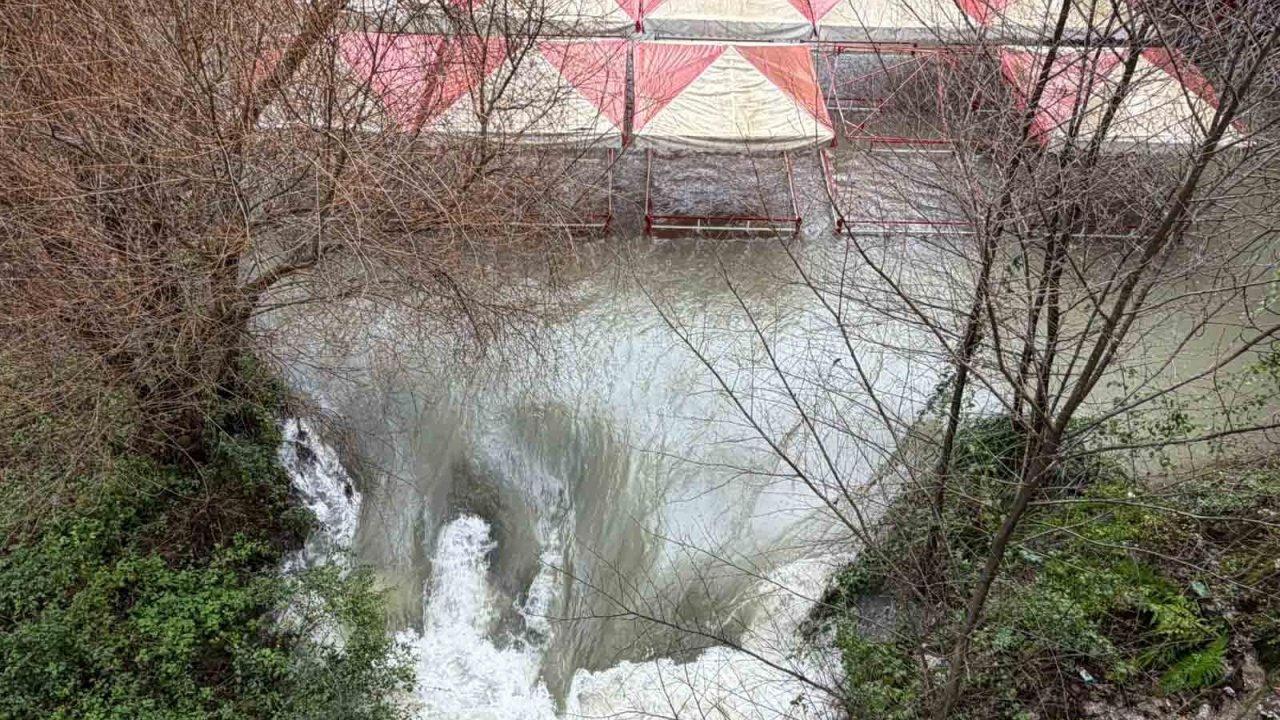 Dim Barajı'ndan su tahliyesi