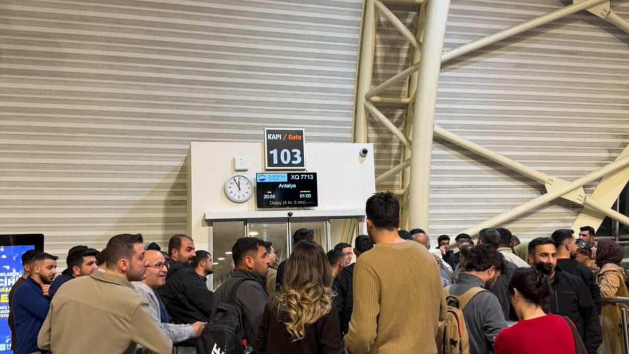 Diyarbakır-Antalya seferini yapan Sunexpres’in 7 saatlik rötarı yolcuların tepkisine sebep oldu