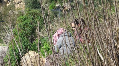 Engelli oğlu için falezlere çıktı, 2 saatte ikna edildi