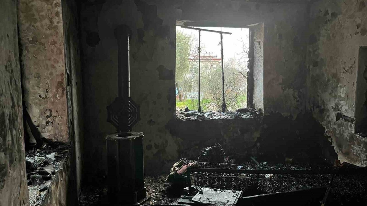 Evinde çıkan yangında ağır yaralanan yaşlı kadın hayatını kaybetti