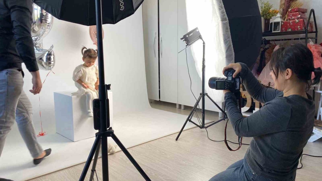 İkiz bebeklerinin fotoğraflarını çekerek başladı, evinin bir odasını stüdyoya çevirdi