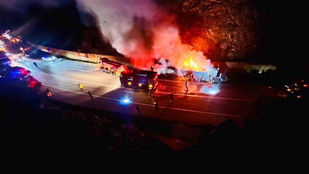 Isınan tekerlek balatalarından çıkan alevler sunta yüklü tırı yaktı