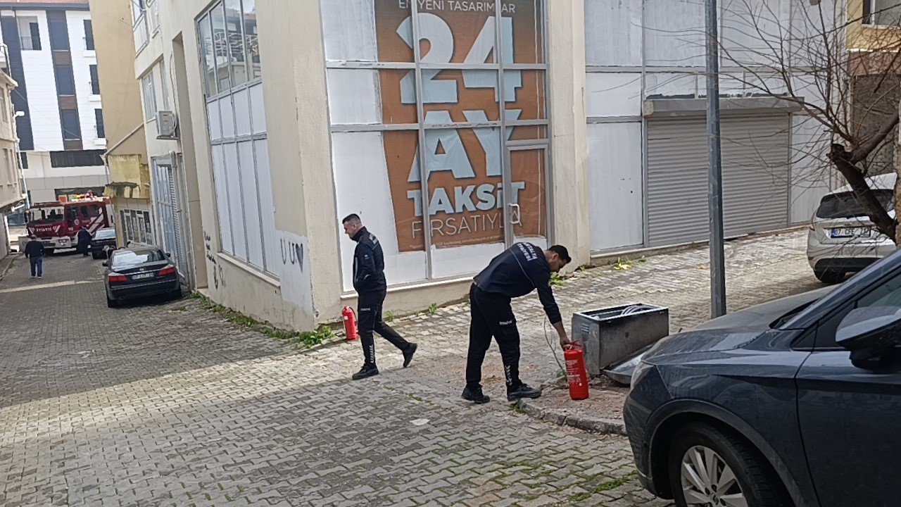 İtfaiyeye park engeli: İtfaiye erleri yangına tüplerle koşarak müdahale etti