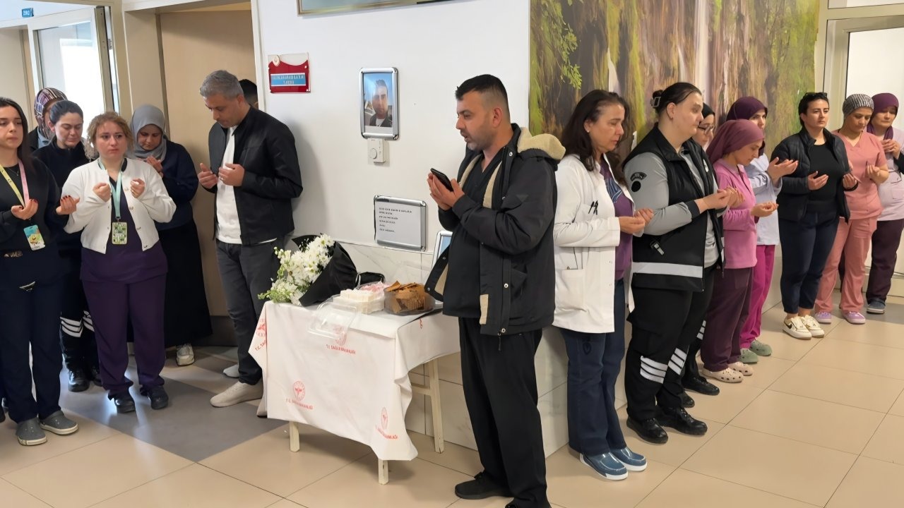 Kalp krizinden ölen sağlık çalışanı için hastanede tören