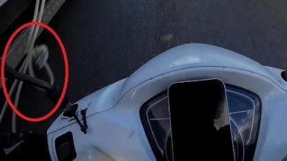 Kamyonetten sarkan ipe dolanan motosikletli ölümle burun buruna geldi