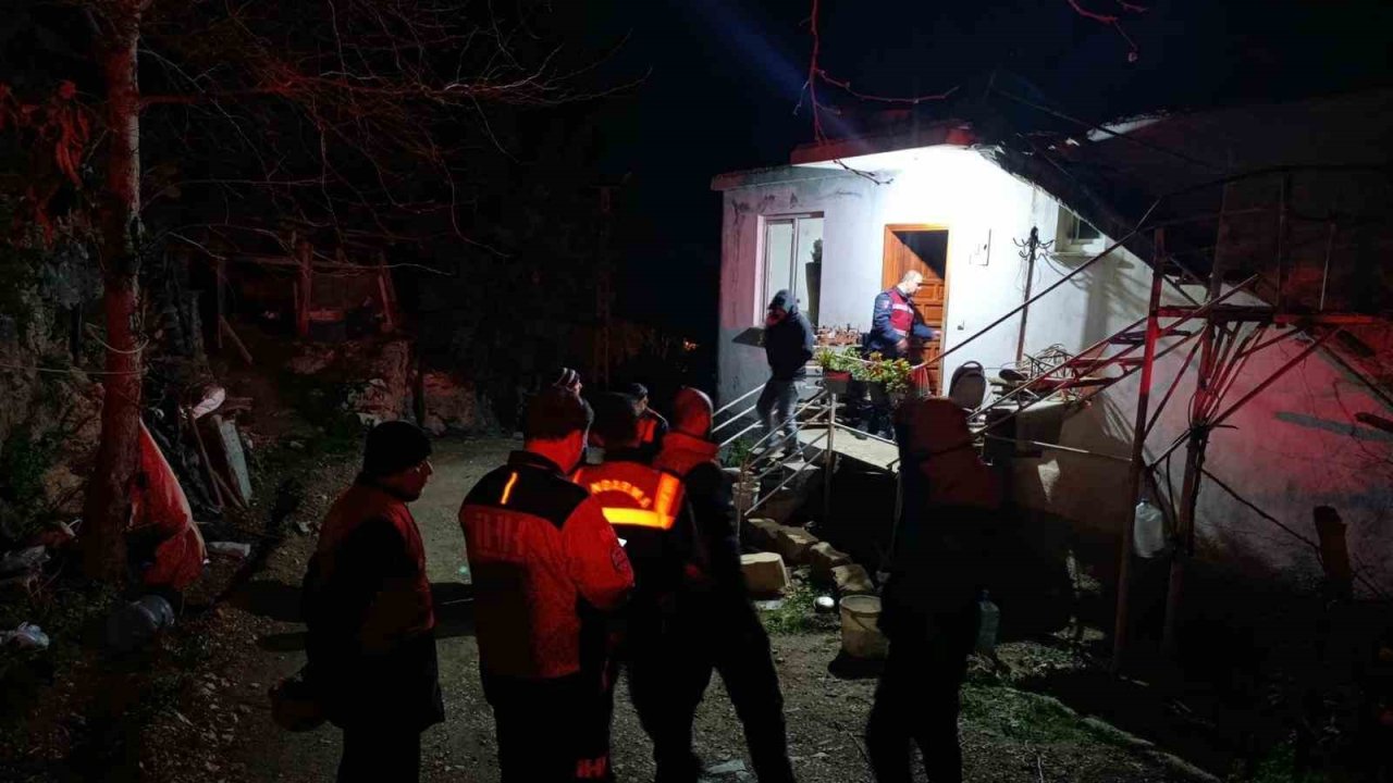 Kayıp olarak aranan yaşlı adam, 12 saat sonra bitkin halde ormanda yatarken bulundu