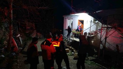 Kayıp olarak aranan yaşlı adam, 12 saat sonra bitkin halde ormanda yatarken bulundu