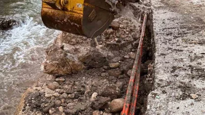 Kemer’de şiddetli yağış nedeniyle çöken yol onarıldı