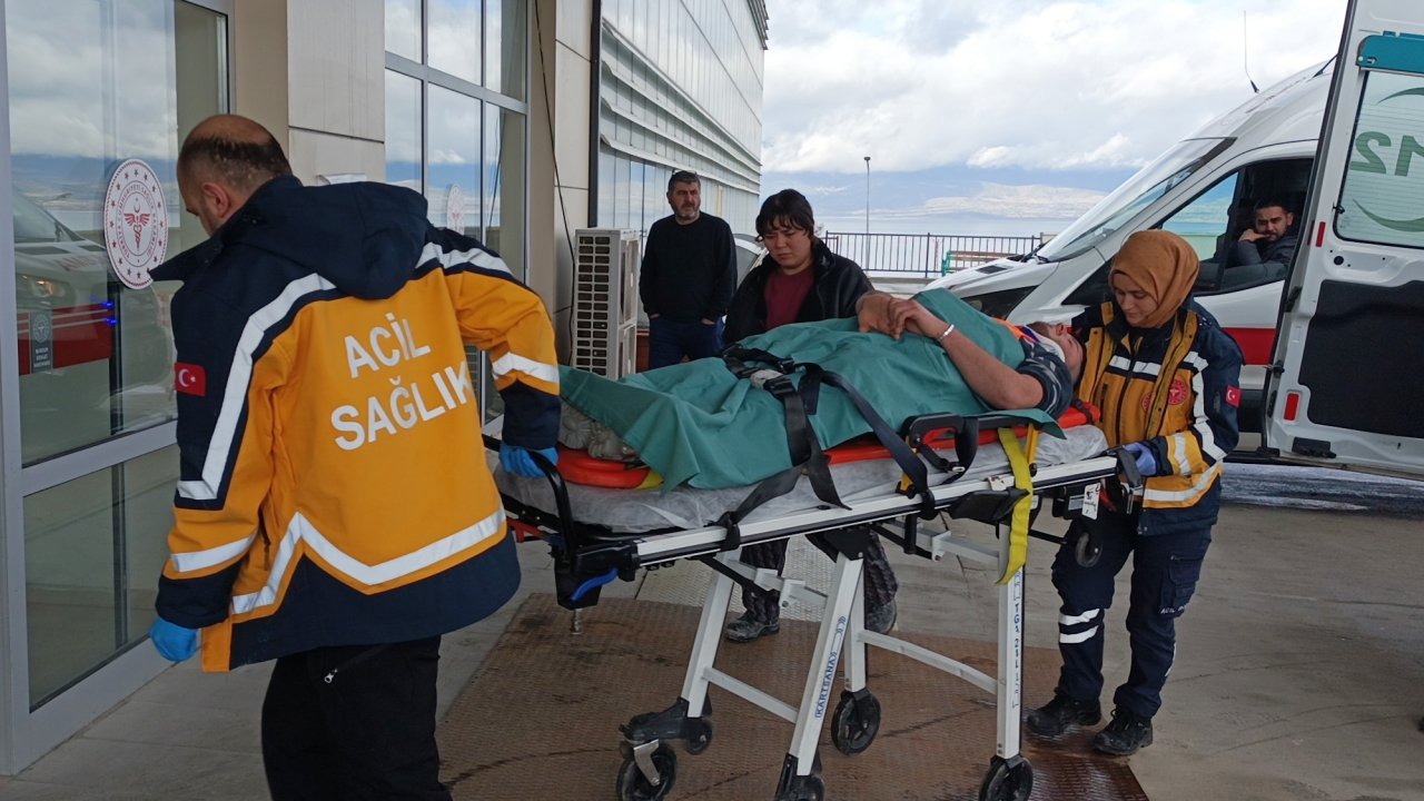 Kesimi yapılan mermer blok düştü, 5 işçi yaralandı