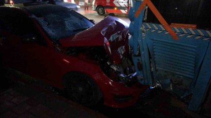 Lüks otomobil park halindeki otobüse çarptı