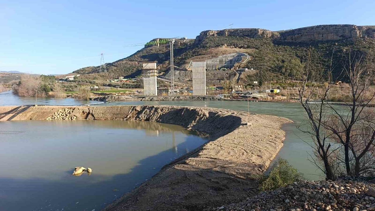 Manavgat Irmağı taştı, Antalya-Alanya otoban şantiyesi sular altında kaldı