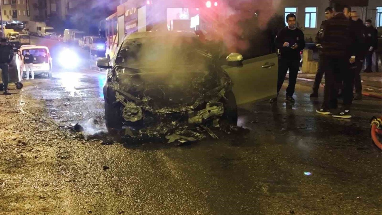 Manavgat’ta seyir halindeki otomobil alev alev yandı