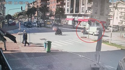 Motosikletli kamyonetin altında kalmaktan son anda kurtuldu