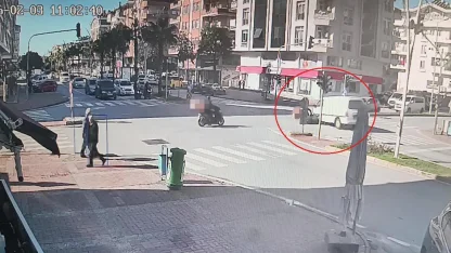 Motosikletli kamyonetin altında kalmaktan son anda kurtuldu