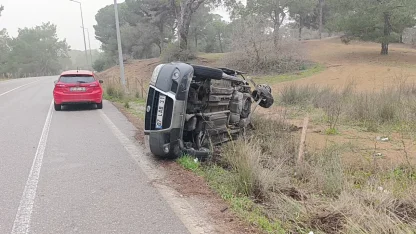 Otomobille çarpışan hafif ticari araç yan yattı: 2 yaralı