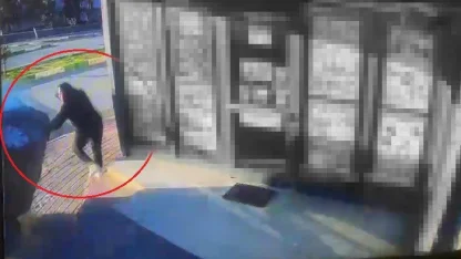 Oturduğu yerde aracın altında kalmaktan saniyelerle ile kurtuldu, o anlar güvenlik kamerasına yansıdı