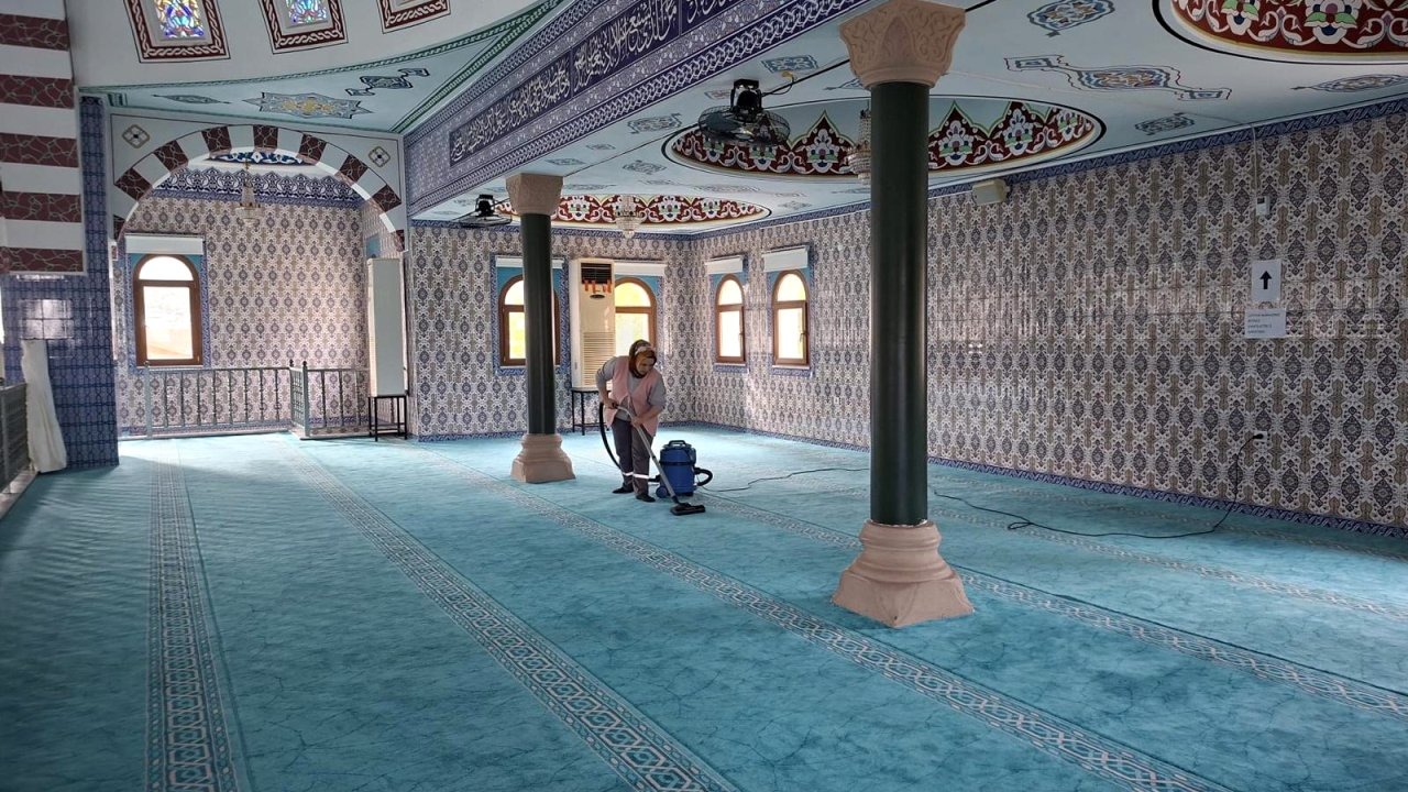 Ramazan öncesi camilerde temizlik