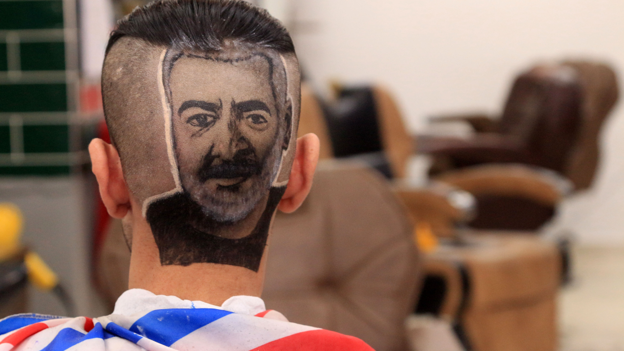 Saçlara 'İnci Taneleri'nin kahramanını çiziyor