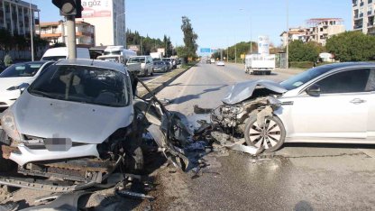 Serik’te iki otomobil çarpıştı:2 yaralı
