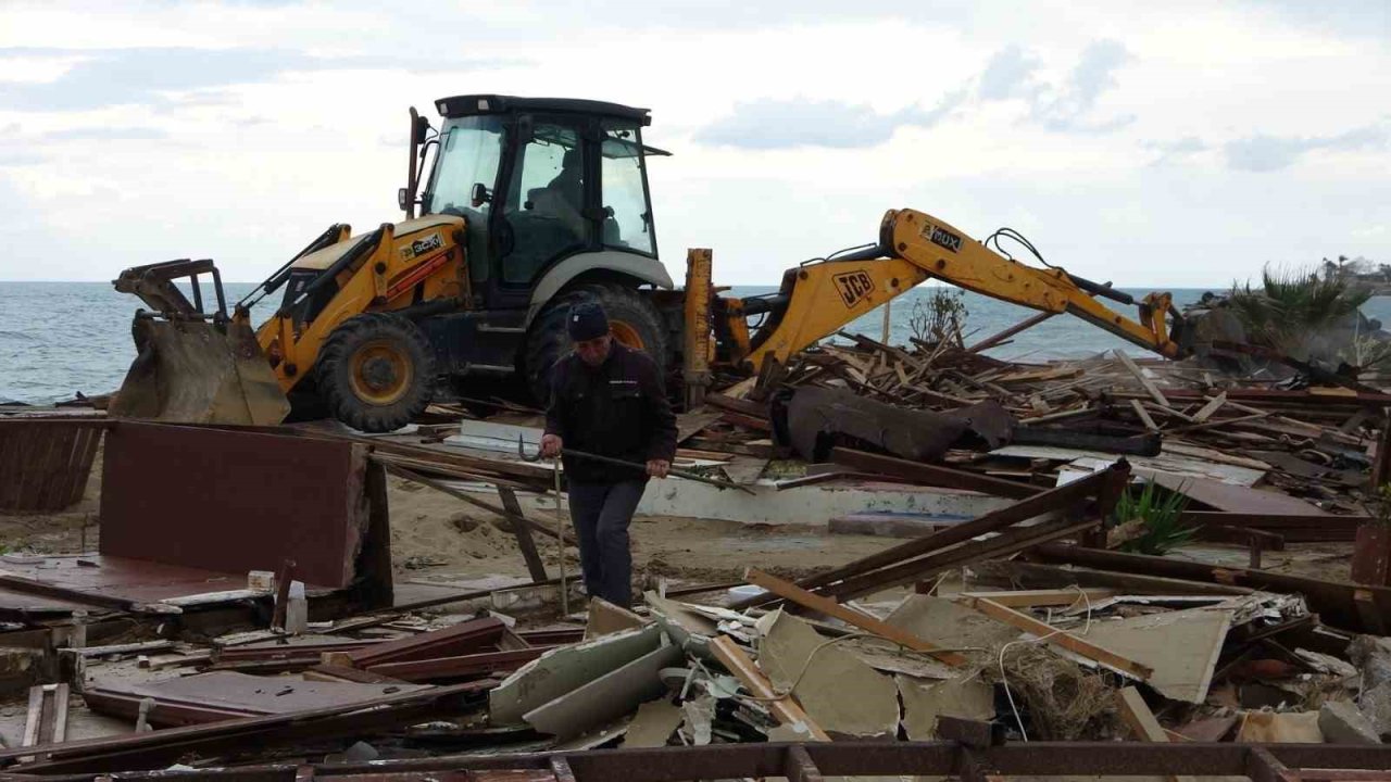 Side büyük plajda günübirlik 15 işletme yıkıldı