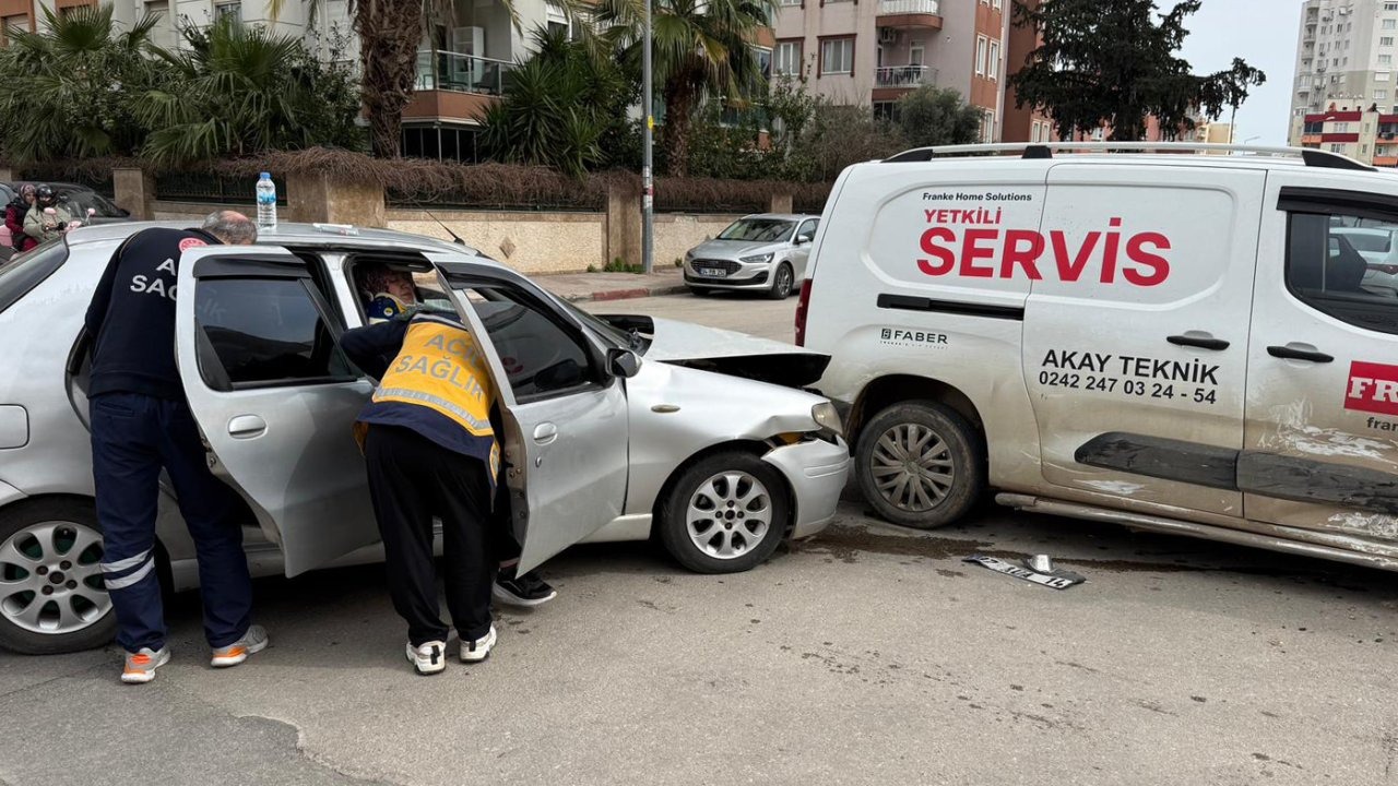 Sürücü, eşi ve kızı kazada yaralandı