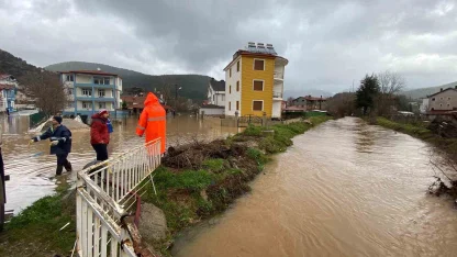 Taşkın suları tahliye ediliyor, bozulan yollar onarılıyor