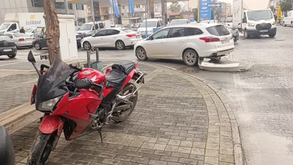 Ters yönden gelen motosikletin otomobille çarpışma anı kamerada: 1 yaralı