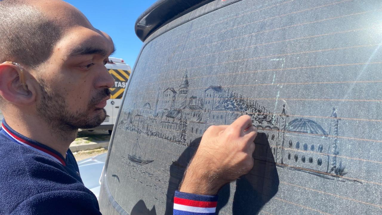 Tozlu araç görünce dayanamıyor, camları sanat eserine dönüştürüyor