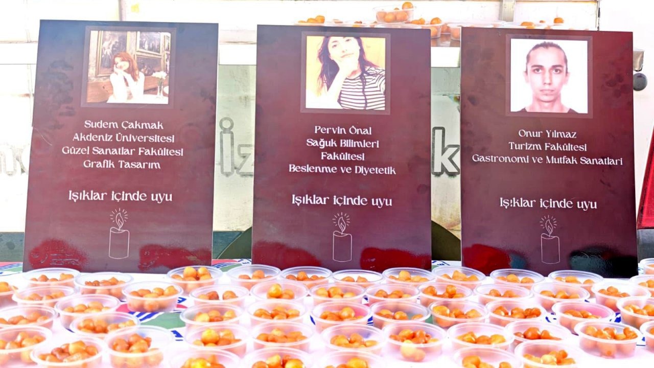 Trafik kazasında hayatını kaybeden öğrenciler için lokma dağıtıldı