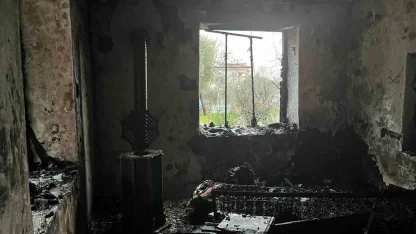 Yangına uykuda yakalanan yaşlı kadın hastaneye kaldırıldı