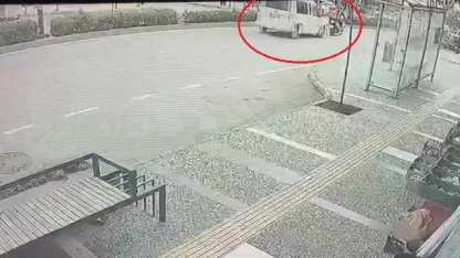 Yayalara yol veren motosiklete otomobilin çarptığı anlar kamerada: 1 yaralı