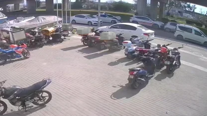 Yayalara yol veren otomobile motosikletle arkadan çarptı: 1 yaralı