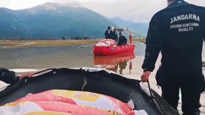 Yaylada mahsur kalan çoban ve yüzlerce hayvana botla yem ile erzak taşıdılar