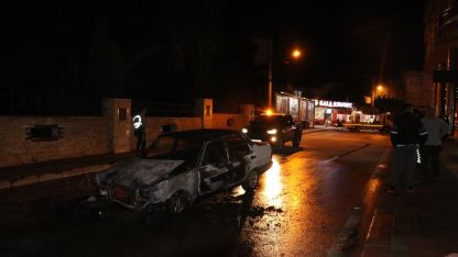 Seyir halindeki otomobil alev alev yandı