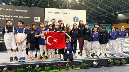 Genç eskrimciler Avrupa'da podyumda