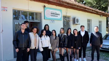 Üniversite öğrencileri ilkokulun kapılarını boyadı