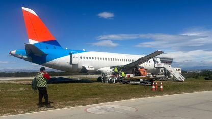 Antalya'da 'sabıkalı' uçağın sökümüne başlandı