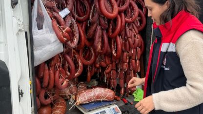 176 kilo tarihi geçmiş sucuk ele geçirildi