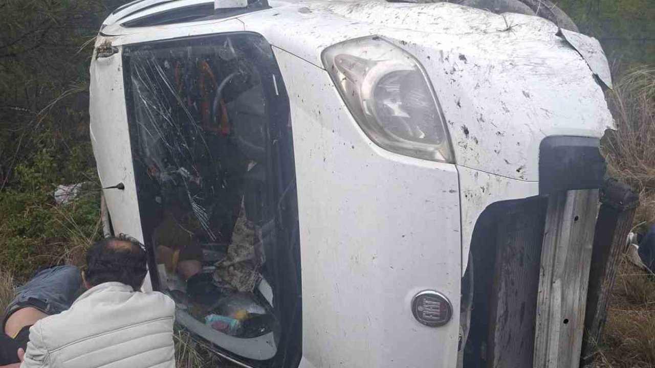 Akseki-Manavgat Karayolunda hafif ticari araç şarampole devrildi: 1’i ağır 6 yaralı