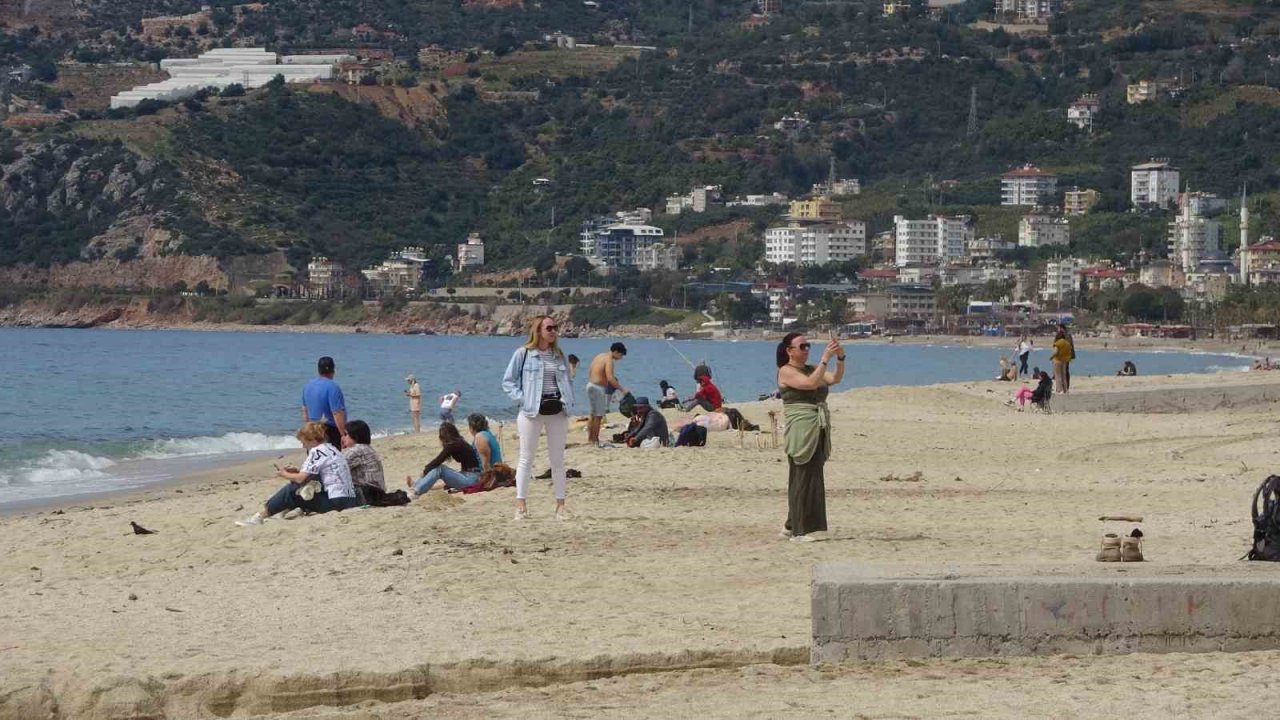 Alanya’da bayram arifesinde hava sıcaklığı 20 dereceye ulaştı, tatilciler soluğu sahilde aldı