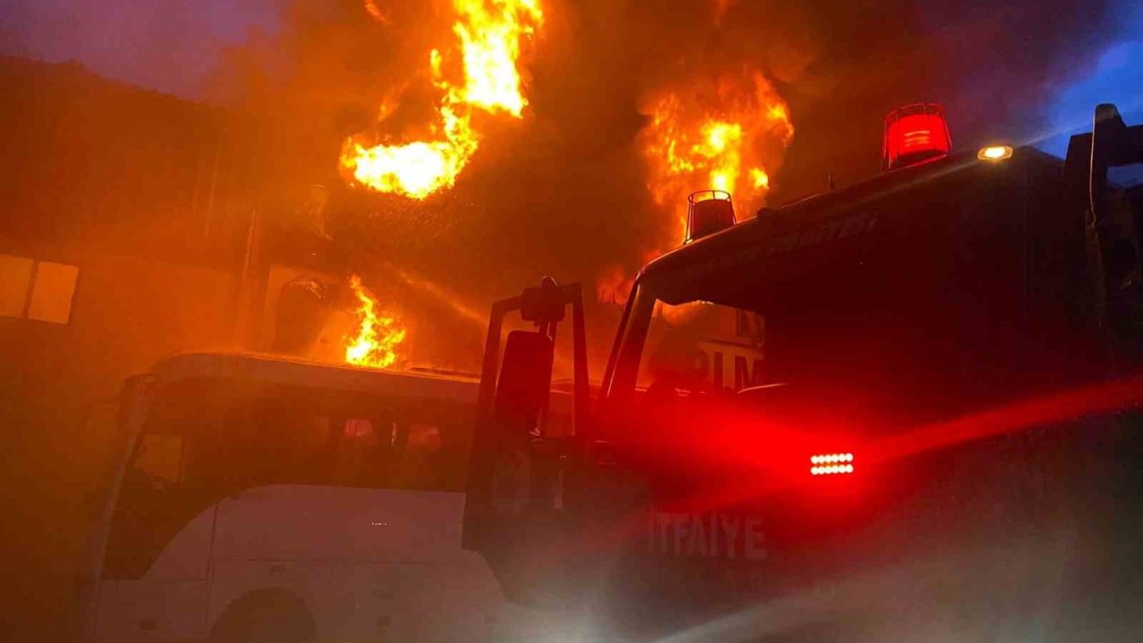 Antalya’da inşaat malzemeleri deposunda yangın