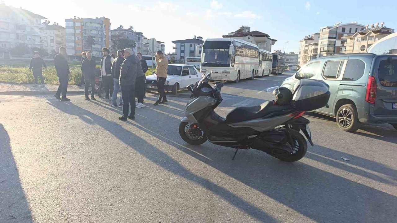 Antalya’da motosiklet ile otomobil çarpıştı: 2 yaralı