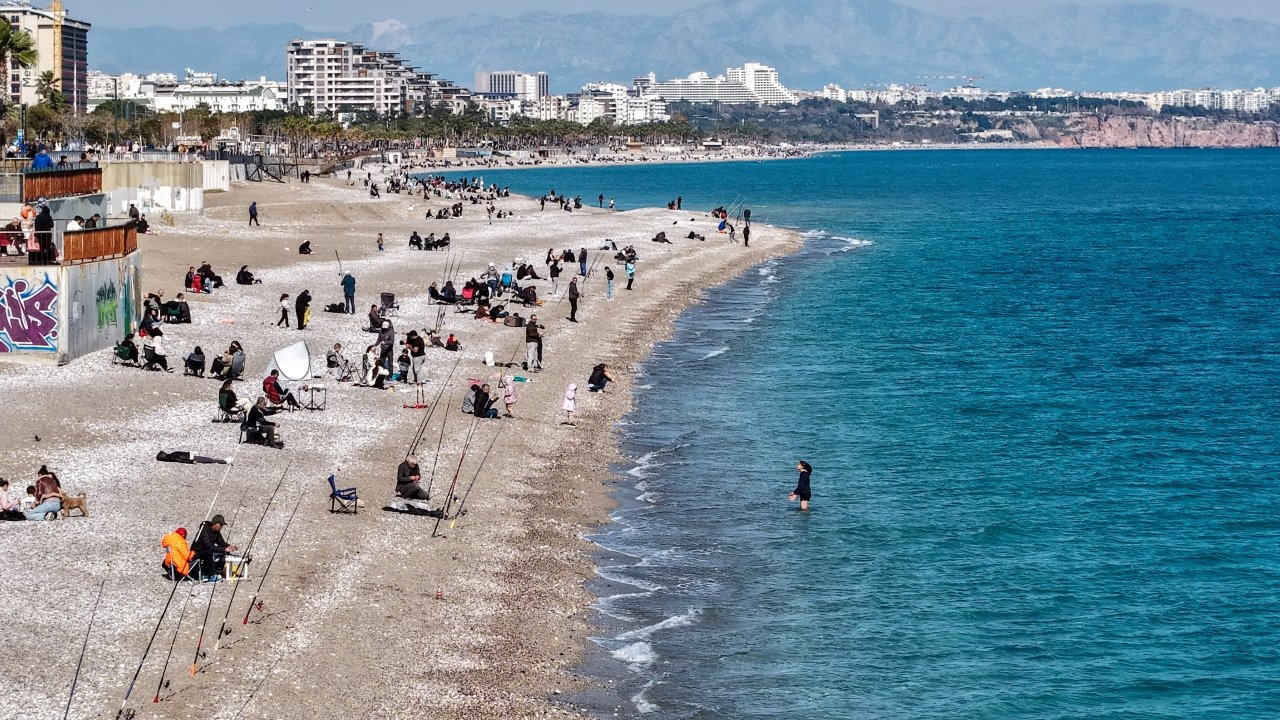 Antalya'da sahilde deniz, zirvede kayak keyfi