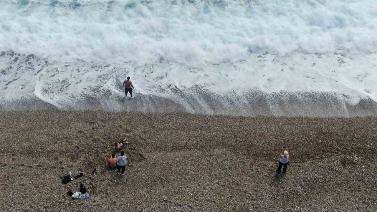 Antalya’nın yüksek kesimlerinde karla mücadele, sahilinde deniz keyfi